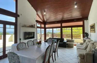 Cobertura com 3 quartos sendo 1 suíte com 219,47m² na daniela.
