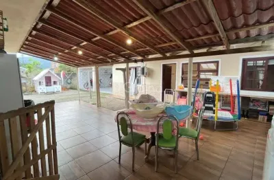 Encantadora casa com edícula, placas solares e amplo terreno no passa vinte
