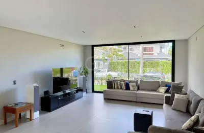 Casa residencial com 4 suítes com 300m² em jurerê internacional.