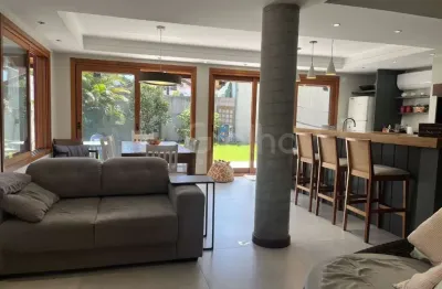 Casa residencial de 450 m² com 4 quartos sendo 2 suítes em jurerê internacional