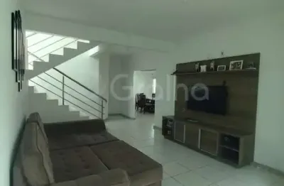 Casa residencial com 3 quartos sendo 1 suíte com196m² na palhoça.