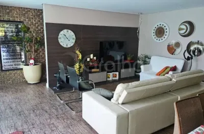 Linda residência em Jurerê Internacional, com 5 dormitórios, sendo 3 suítes, 3 garagens,