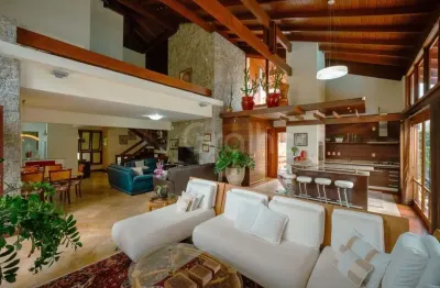 Casa de 484,67m² com 5 quartos sendo 4 suites em Jurerê Internacional