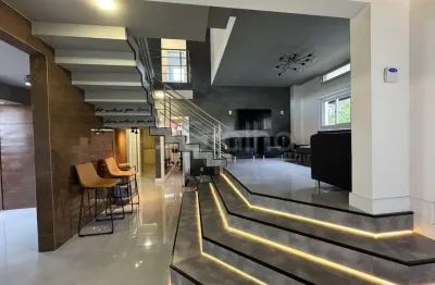 Casa Residencial com 4 quartos sendo 3 suítes, com 237,15m² em Jurerê, Florianópolis.