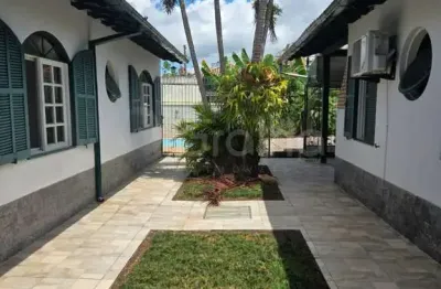 Casa Residencial com 4  quartos sendo 1 suíte no Itacorubi, Florianópolis.