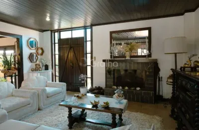 Casa de 530m² com 4 quartos sendo 2 suítes no itacorubi