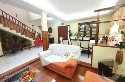 Casa de 250m² com quartos sendo 1 suíte no carianos