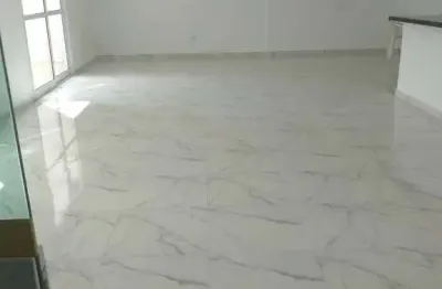Loucura, grande loucura. excelente apartamento no bairro de ocian, de 02 dormitórios, sendo 01 suíte.