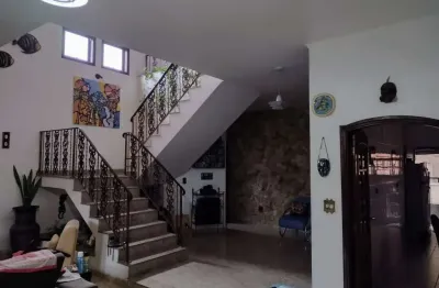 Loucura, grande loucura. excelente sobrado isolado, no canto do forte, de 03 suítes.