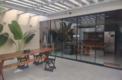 Loucura, grande loucura. excelente casa nova e isolada no canto do forte, a 100 metros do mar, toda mobiliada.