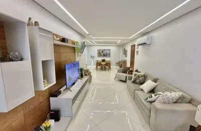 Loucura, grande loucura. excelente apartamento todo mobiliado no canto do forte, a 100 metros do mar, de 03 dormitórios, sendo 02 suítes.