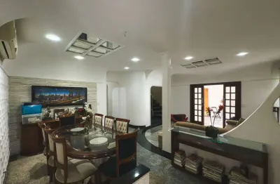 Loucura, grande loucura. excelente sobrado no canto do forte, de 04 dormitórios.