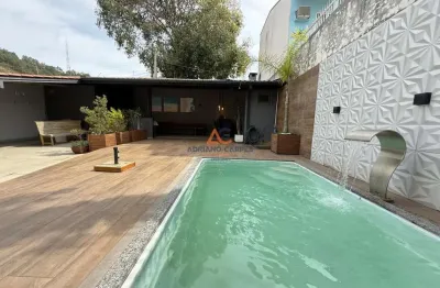 Casa sobrado à venda a apenas 120m do mar com piscina na calma e tranquila praia de são miguel em penha, sc com espaço, estilo e tranquilidade para você e sua família a voenda na imobiliária adrian ca