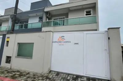 Sobrado com 3 dormitórios e 2 vagas de garagem localizado no bairro gravatá em navegantes - adriano carpes imóveis vende