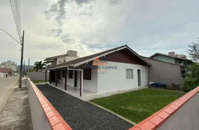 Casa com 3 dormitórios, garagem para 2 carros e quintal gramado a 700m do mar,  na praia de gravatá em navegantes  - aceita financiamento bancário - adriano carpes imóveis vende