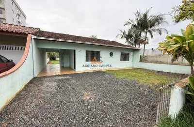 Casa com 03 quartos e amplo terreno na praia de gravatá em navegantes, adriano carpes imóveis vende.