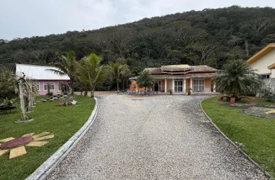 Chácara com 45.127m² sobre ela está construído uma casa com 3 quartos (1 suíte), piscina e 2 chalés independentes da casa, no bairro gravatá de penha - adriano carpes imóveis vende!