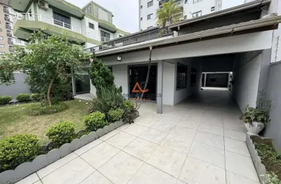 Casa com 305m² de área construída a apenas  170 metros do mar, mobiliada, 4 quartos (1 suíte) e 4 vagas no centro de navegantes no litoral norte, adriano carpes imóveis vende!