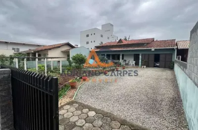 Casa com amplo terreno com3 dormitórios, sendo 1 suíte, na praia do gravatá em navegantes adriano carpes imóveis vende