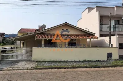 Adriano carpes imóveis vende casa de 4 dormitórios em amplo terreno pertinho da praia no gravatá em navegantes sc.
