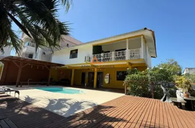 Ampla casa com 04 quartos sendo 02 suítes e área de lazer em gravatá, navegantes. adriano carpes imóveis vende