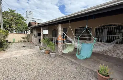 Casa averbada com 04 suítes e amplo terreno em meia praia, navegantes. adriano carpes imóveis vende