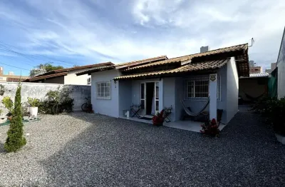 Casa de 4 quartos com 135m² de área construída, terreno com 281m² | Gravatá – Navegantes/SC | Adriano Carpes Imóveis vende!