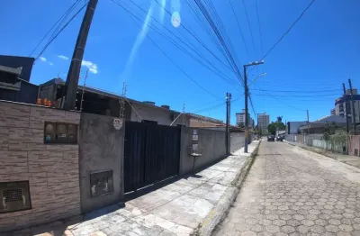 Casa AVERBADA- ACEITA FINANCIAMENTO de 03 dormitórios e 02 banheiros 03 vagas de garagem localizada em apenas 280metros do Mar no Centro em Navegantes.