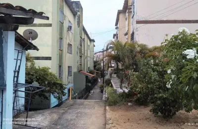 Apartamento no cabula  portaria 24 horas 2 vagas de garagem , 2° andar, escada.