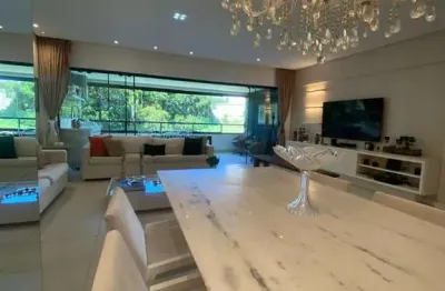 Apartamento  auto padrão com 3 quartos, reformado ,mobiliado com 3 vagas de garagem em patamares .