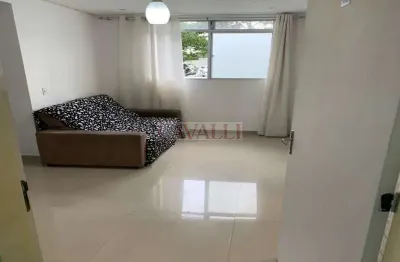 Apartamento no térreo, 02 dormitórios, 01 vaga de garagem e lazer.