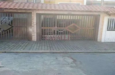 Sobrado de 03 dormitórios, 01 suíte, quintal com churrasqueira