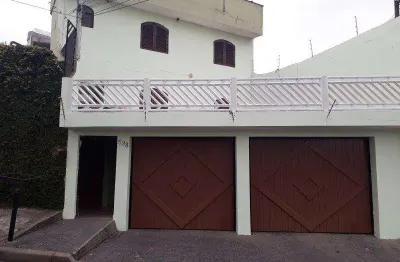 Ótima casa térrea, entrada compartilhada com a casa de cima.