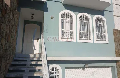 Maravilhoso sobrado com 03 dormitórios, sendo 01 suíte com sacada