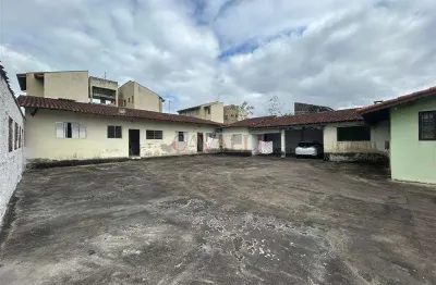 Casa de praia com 02 dormitórios e quintal enorme com 05 vagas de garagem.