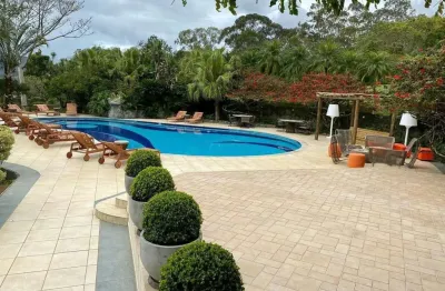 Casa alto padrão para locação anual com 6 suítes e 10 vagas em florianópolis