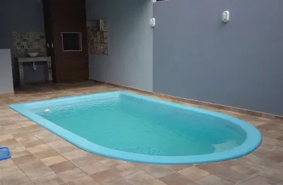 Casa 3 dormitórios, com piscina, em canasvieiras, distante 280 metros da praia