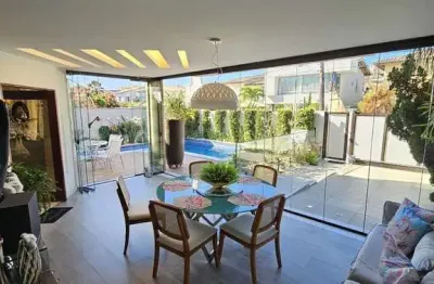 Vendo linda casa semi-mobiliada em villas com  320m2, nascente, reformada, 4/4, 3 suítes, 01 térrea, piscina, espaço gourmet, jardim garagem - villas do atlântico - salvador/ba.