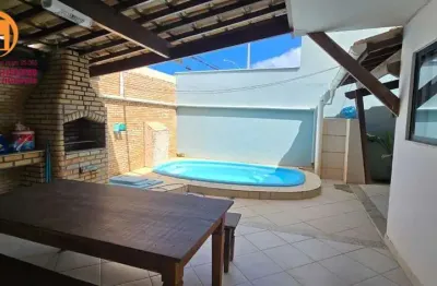Alugo Casa Duplex com armários e ar-condicionado com 4/4, 1 suíte, piscina e espaço  gourmet privativo em condominio clube - Praias do Flamengo - SSA/BA.