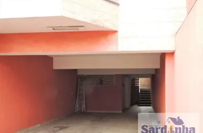 Sobrado espaçoso em Jardim Colombo, São Paulo: 3 dormitórios, 3 suítes, 5 banheiros por R$850.000.