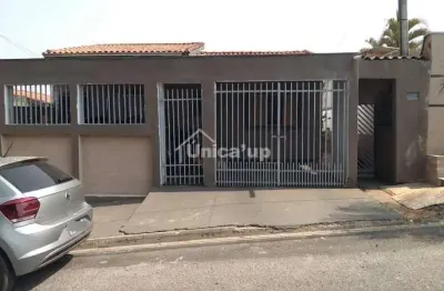 Casa terreá com edícula, sendo casa principal com 2 quartos, 1 suítes, 2 banheiro, sala, cozinha, edicula sendo 1 dorm. com banheiro, sala , cozinha , area de serviço.