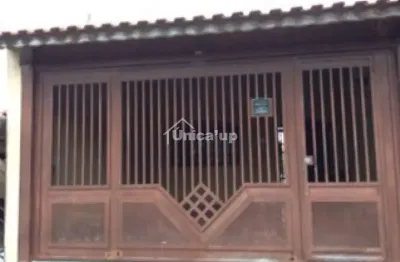 Casa térrea! Cômodos amplos, armários na cozinha e no dormitório de solteiro !!