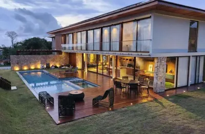 Apresentamos uma casa cinematográfica no exclusivo condomínio praia bella, em praia do forte.