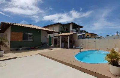 Casa com 3 dormitórios, sendo 1 suíte, piscina. apta para financiamento! localizada no condomínio arembepe aquaville