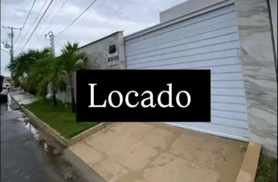 Casa térrea disponível para locação anual/mês r$ 3.500 , diária r$ 800,00 localizada no condomínio arembepe aquaville.
