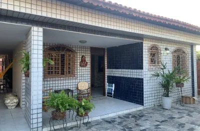 Ótima casa com três quartos mais dependência, ótima moradia. Próximo shopping Rio Mar