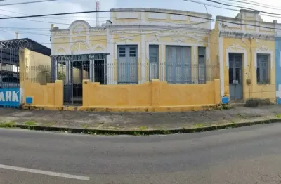 Casa com 8 quartos e 2 banheiros à venda no centro, com 558m²