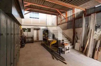 Prédio comercial com casa e um espaço para montar seu negocio ..