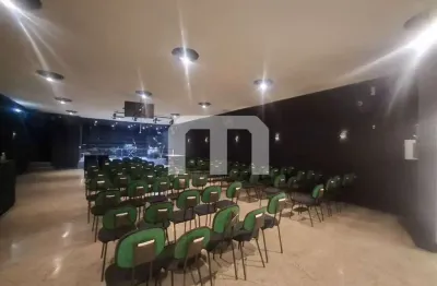 Prédio comercial 250 m²,  com 2 salões amplos, cozinha,  6 banheiros, 3  vagas.
