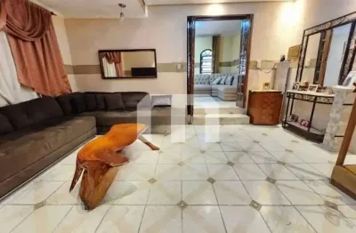 Sobrado à venda de 304 m², 3 dormitórios,1 suíte ,  jardim , churrasqueira e edícula, 4 vagas.